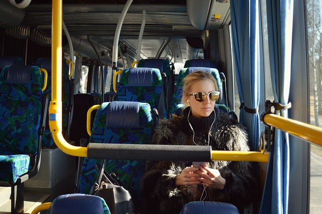 Tráviť čas v dopravnom prostriedku sa dá aj bez mobilu